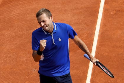 El británico Daniel Evans, 33° del mundo, celebra después de derrotar al serbio Novak Djokovic en Montecarlo.