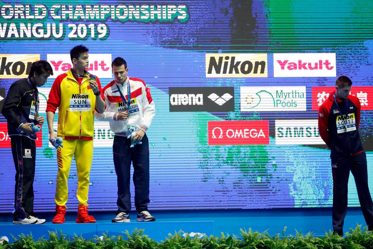 El británico Duncan Scott se niega a ocupar el podio luego de la final de los 200 metros libres en el Mundial de Natación de Gwanju, Corea del Sur.