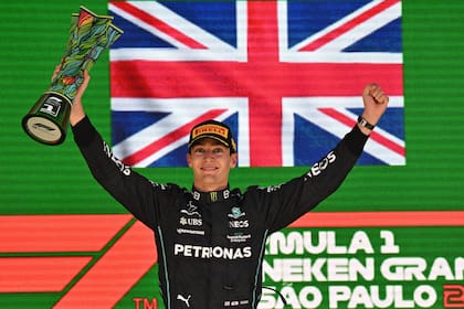 El británico George Russell festeja luego de ganar el Gran Premio de Brasil, el primer triunfo en Fórmula 1 de toda su carrera