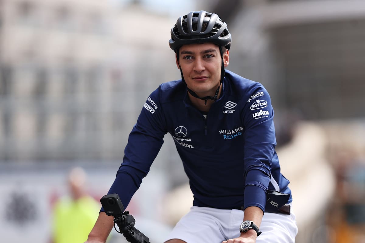 El británico George Russell recorre la pista del Gran Premio de F1 de Mónaco en bicicleta, antes de la carrera de este año. Su próxima escudería será Mercedes