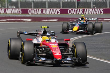 El británico Lewis Hamilton conduce su Ferrari durante la primera práctica para el Gran Premio de Au