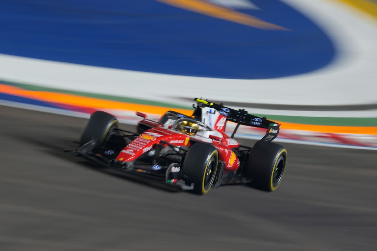 El británico Lewis Hamilton de la escudería Ferrari maniobra su auto en el Gran Premio de Singapur e