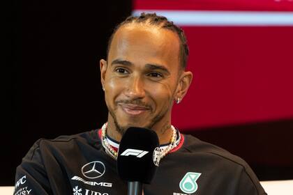 El británico Lewis Hamilton, piloto de Mercedes, sonríe en una conferencia de prensa: su pase a Ferrari generó una gran repercusión