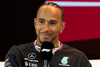 El británico Lewis Hamilton, piloto de Mercedes, sonríe en una conferencia de prensa: su pase a Ferrari generó una gran repercusión