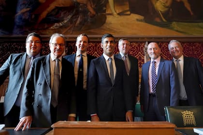 El británico Rishi Sunak, en el centro, posa para una foto con miembros del Comité 1922, en las Cámaras del Parlamento, después de que se anunciara que se convertirá en el nuevo líder del Partido Conservador, en Londres, el lunes 24 de octubre de 2022.