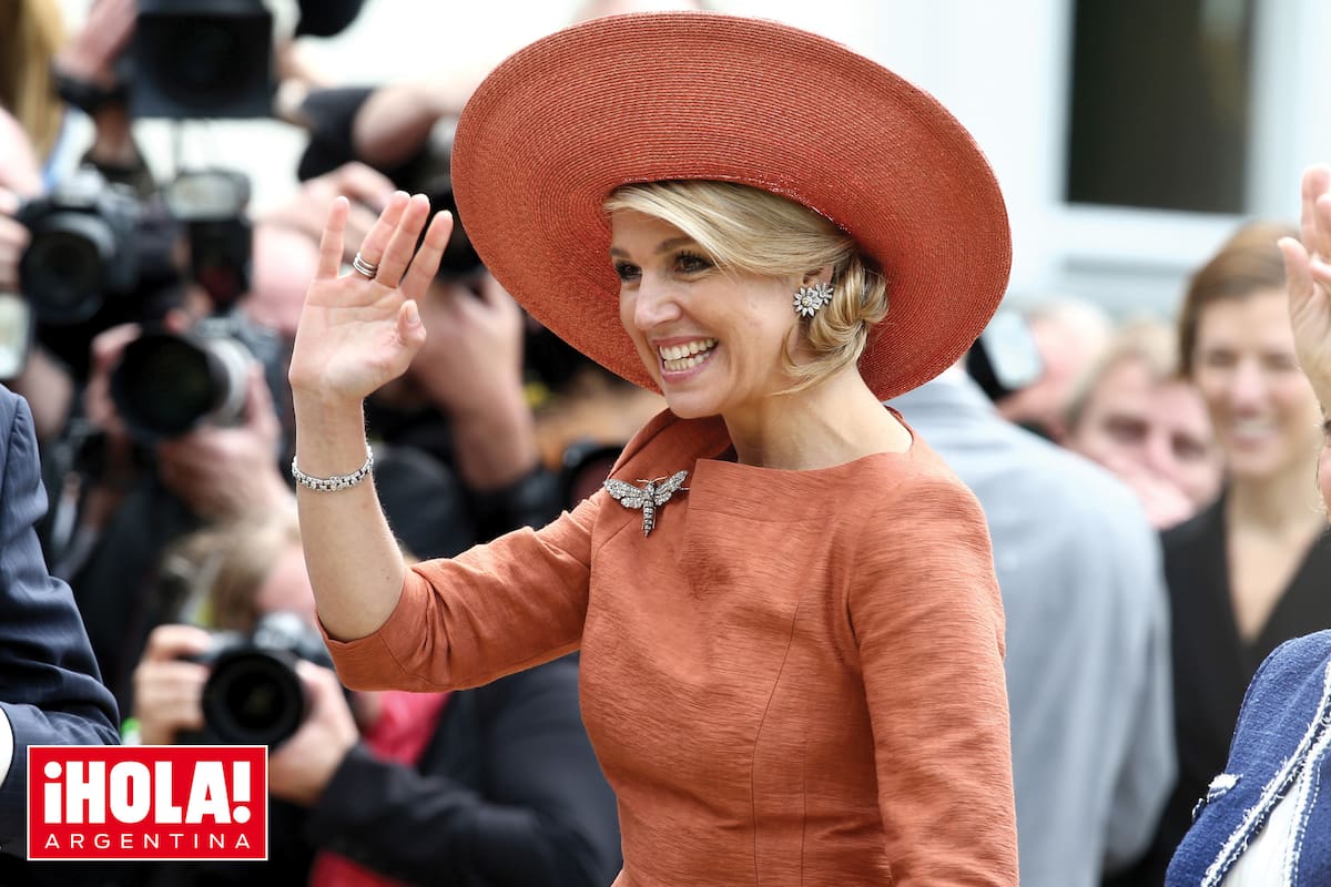 El broche con forma de abeja real, con diamantes, que la Reina lleva en el hombro, también suele lucirlo prendido de la cintura.