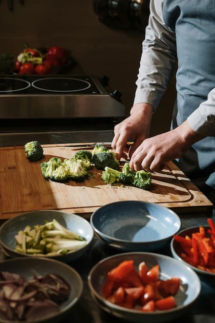 El brócoli es un poderoso antioxidante y rico en vitaminas y minerales esenciales. Sus beneficios se encuentran en las flores y en el tallo