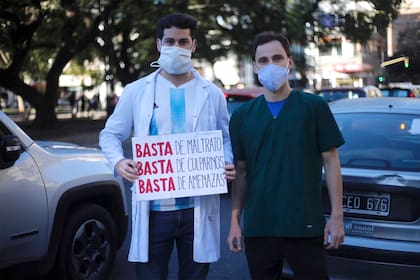 El brote de coronavirus en el geriátrico Santa Lucía de Saldán, donde hubo 56 contagios y 11 muertes, despertó la controversia en Córdoba; incluso hubo una marcha a favor de los médicos imputados