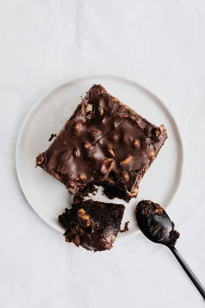 El brownie es una opción deliciosa y rápida para compartir con tus amigos o en familia