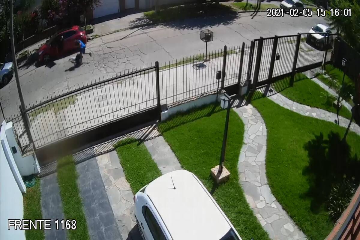 El brutal robo fue registrado por una cámara de seguridad