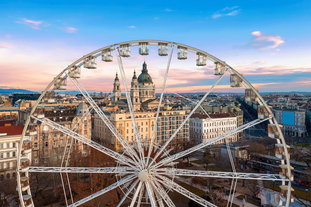 El Budapest Eye de la capital de Hungría se transformó en restaurante por una noche: sirvió un menú de una estrella Michelin mientas la rueda giraba