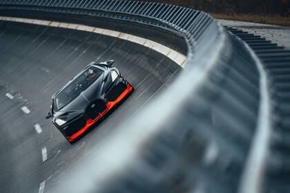 El Bugatti Mistral sobre la pista de Papenburg en Alemania
