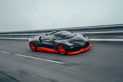El Bugatti Mistral sobre la pista de Papenburg en Alemania