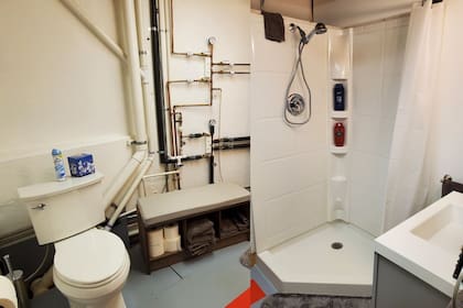 El bunker tiene un baño en su interior con todas las comodidades