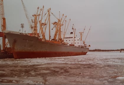 El buque argentino, mientras ingresa al puerto de Kotka. La noticia de que la Argentina había invadido las Malvinas ya había llegado a su tripulación.