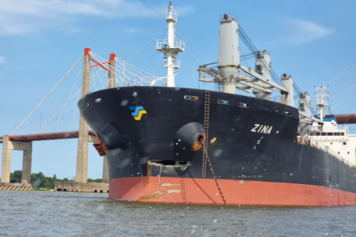 El buque cerealero Zina, con el rumbo provocado por el impacto en su proa