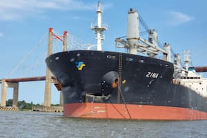 El buque cerealero Zina, con el rumbo provocado por el impacto en su proa