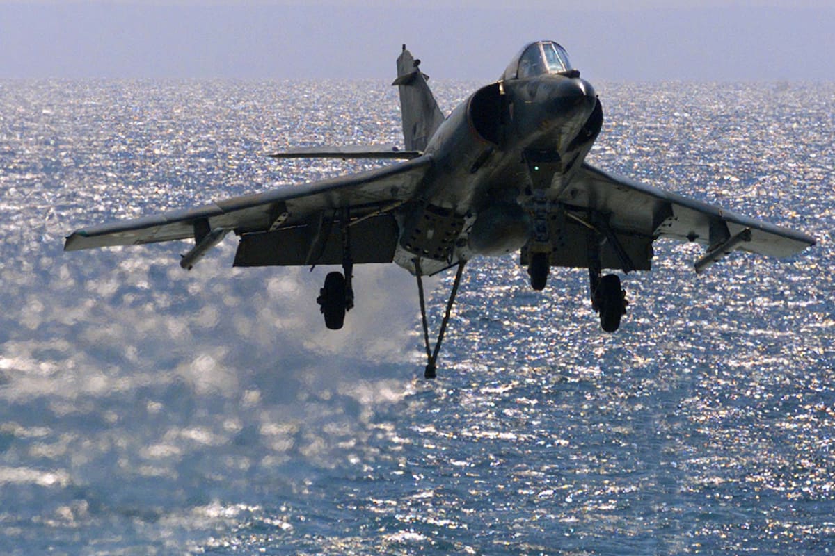 El buque de bandera liberiana Lily Auerbach, que transporta a los aviones de combate, iba a amarrar hoy pero permanece en el canal de acceso de la ría de Bahía Blanca