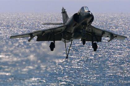 El buque de bandera liberiana Lily Auerbach, que transporta a los aviones de combate, iba a amarrar hoy pero permanece en el canal de acceso de la ría de Bahía Blanca