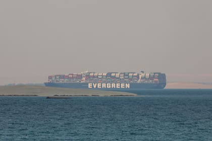El buque de carga Ever Given varado en el Canal de Suez, el 30 de marzo del 2021. (AP Foto/Mohamed Elshahed),