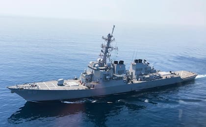El buque de guerra de EEUU Paul Hamilton después de pasar por el estrecho de Ormuz el viernes 19 de mayo de 2023