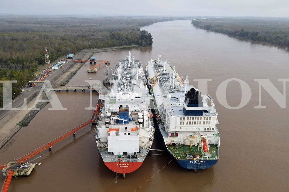 El buque de Petrobras con GNL finalmente se aproximó hoy por la mañana y comenzó la descarga de gas