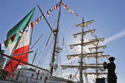El buque escuela Cuauhtémoc, de México, llegó a la ciudad anteayer