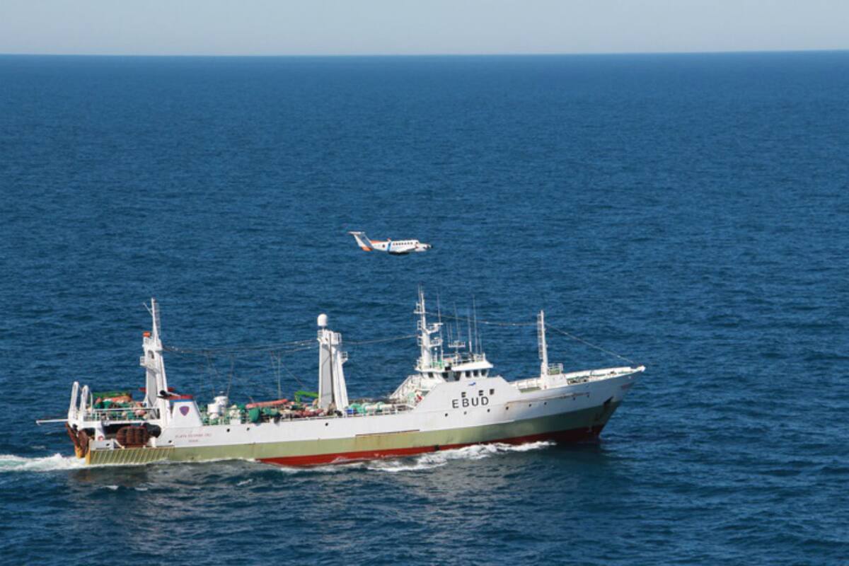 El buque español en medio de la captura