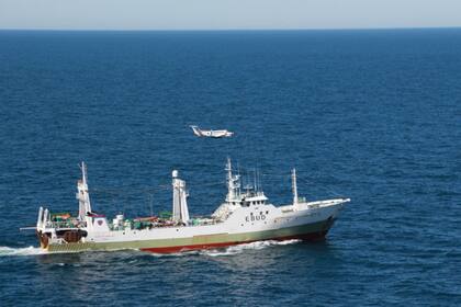 El buque español en medio de la captura