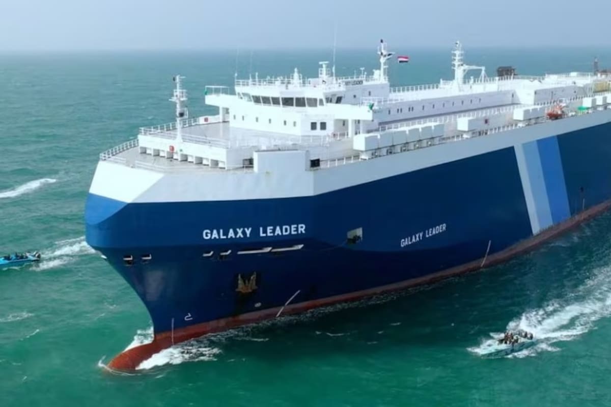 El buque Galaxy Leader navega seguido por embarcaciones hutíes tras ser secuestrado en el Mar Rojo en noviembre