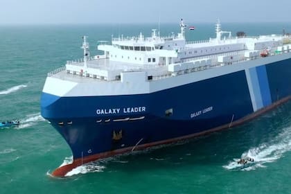 El buque Galaxy Leader navega seguido por embarcaciones hutíes tras ser secuestrado en el Mar Rojo en noviembre
