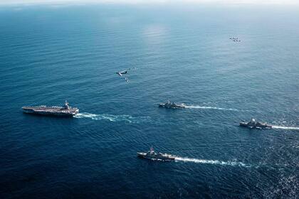 El buque insignia USS Gerald R. Ford, en el centro, junto a otros barcos de una fuerza conjunta multidominio, el 13 de noviembre de 2025, en el Océano Atlántico