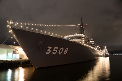 El buque Kashima, una de las naves japonesas, de la travesía de entrenamiento de ultramar que cruzó del Pacífico al Atlántico por el Estrecho de Magallanes