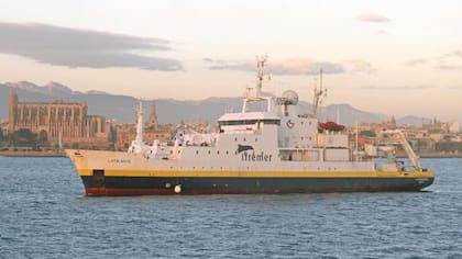 El buque L'Atlante, un barco de investigación del Instituto de Ciencias Oceánicas de Francia, tiene a bordo un robot submarino de gran profundidad