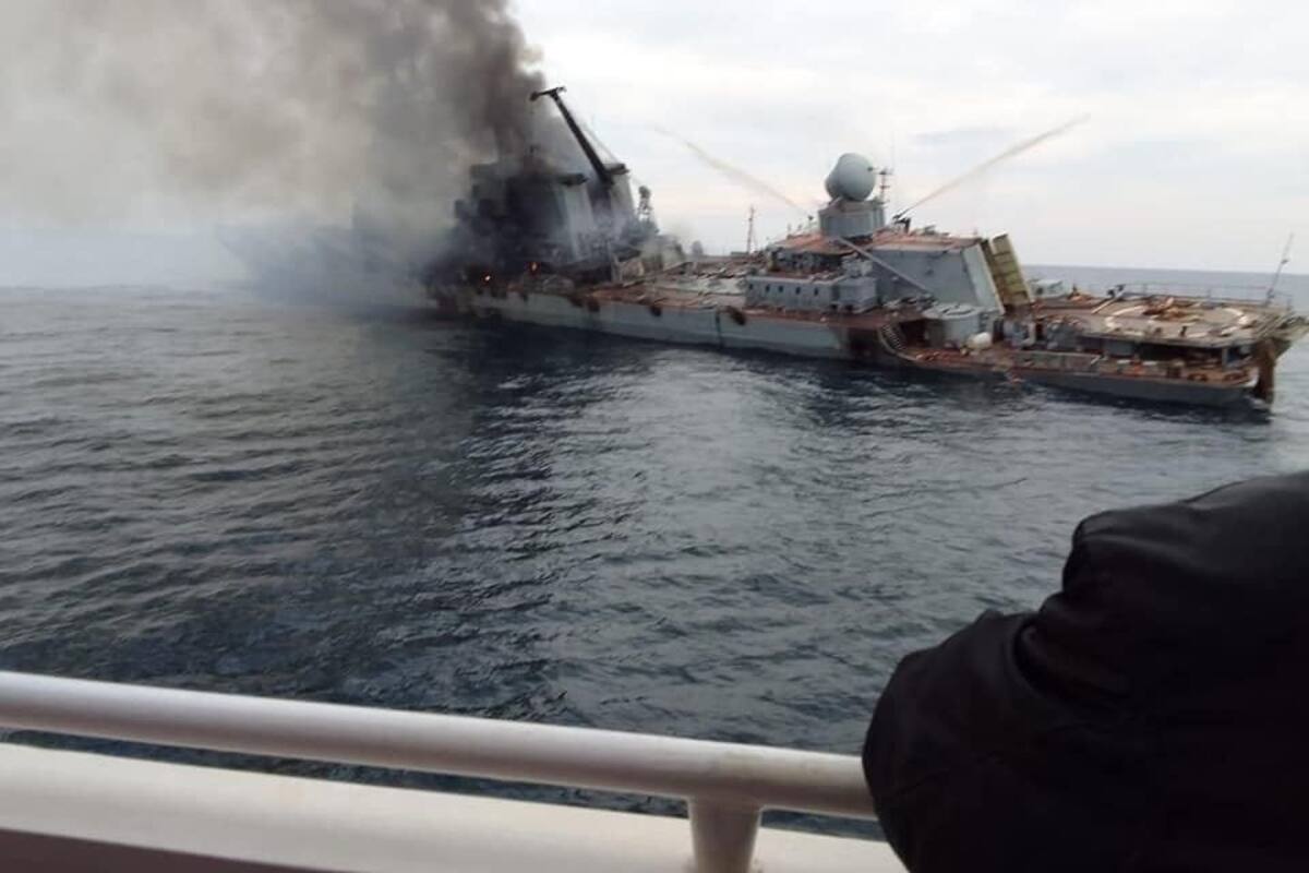 El buque Moskva, averiado, poco antes de su hundimiento