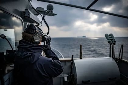 El buque patrullero HMS Carlskrona cerca de Karlskrona, Suecia, en su misión de patrullaje de la OTAN en el Báltico