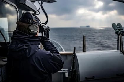 El buque patrullero HSwMS Carlskrona vigila un buque de carga frente a la costa sueca, como parte de la misión Centinela del Báltico de la OTAN