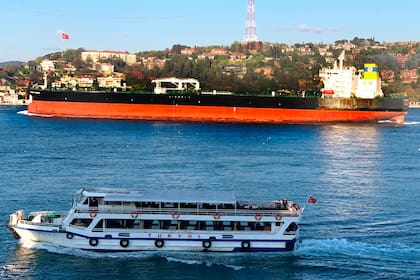 El buque petrolero Prudent Warrior de bandera griega, al fondo, navega el 19 de abril de 2019 junto a Estambul, Turquía. (Dursun Çam vía AP)