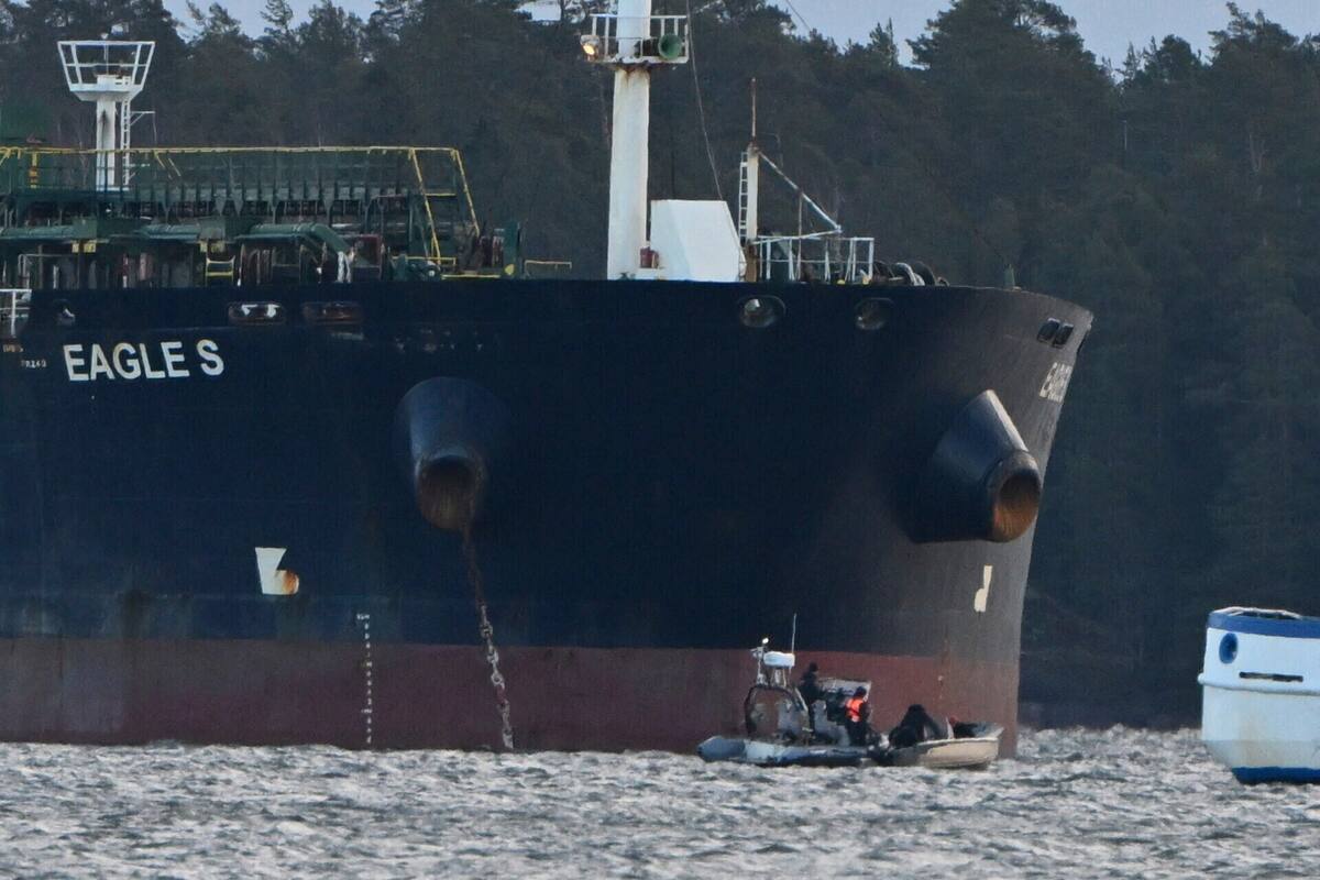 El buque petrolero ruso Eagle S, registrado en las Islas Cook, anclado en el Golfo de Finlandia, luego de haber roto con su ancla un cable submarino que llevaba electricidad a Estonia. (Jussi Nukari/Lehtikuva vía AP)