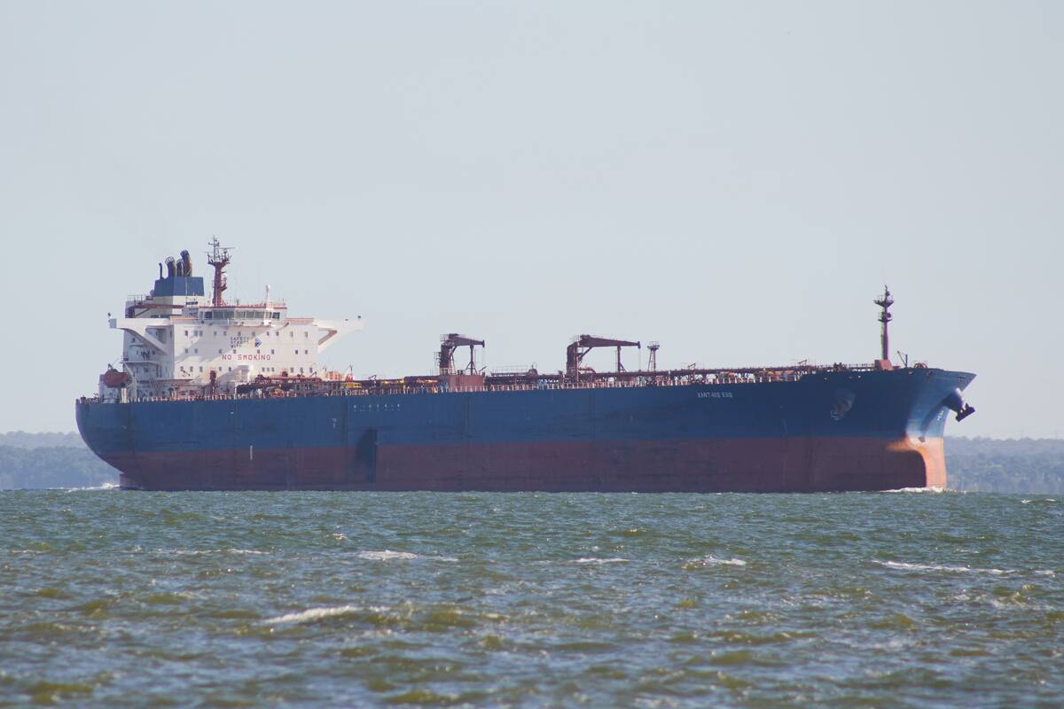 El buque petrolero Xanthos Eos navega en el lago Maracaibo, en Maracaibo, Venezuela