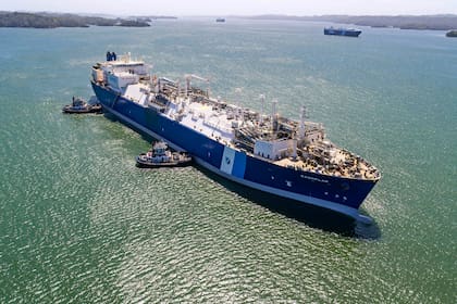 El buque regasificador amarró en Bahía Blanca el jueves pasado