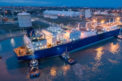 El buque regasificador que Excelerate Energy puso en funcionamiento en el invierno pasado en el puerto de Ingeniero White, Bahía Blanca