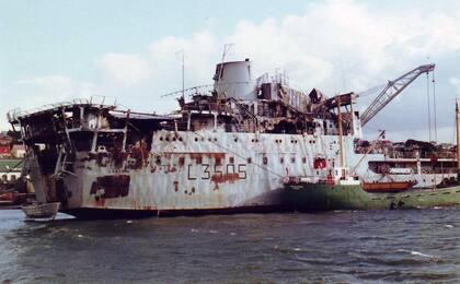 El buque Sir Tristam clase Round Table quedo en las Islas Malvinas hasta 1984 tiempo en que fue transportado al Reino Unido. (Ken Griffiths).