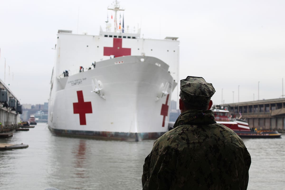 El buque USNS Comfort llegó esta mañana a Nueva York