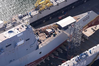 El buque USS Zumwalt en el astillero Huntington Ingalls de Pascagoula, Mississippi, el jueves 21 de noviembre de 2024. (AP Foto/Gerald Herbert)