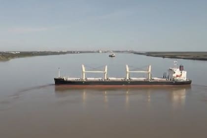 El buque varado en el Río Paraná