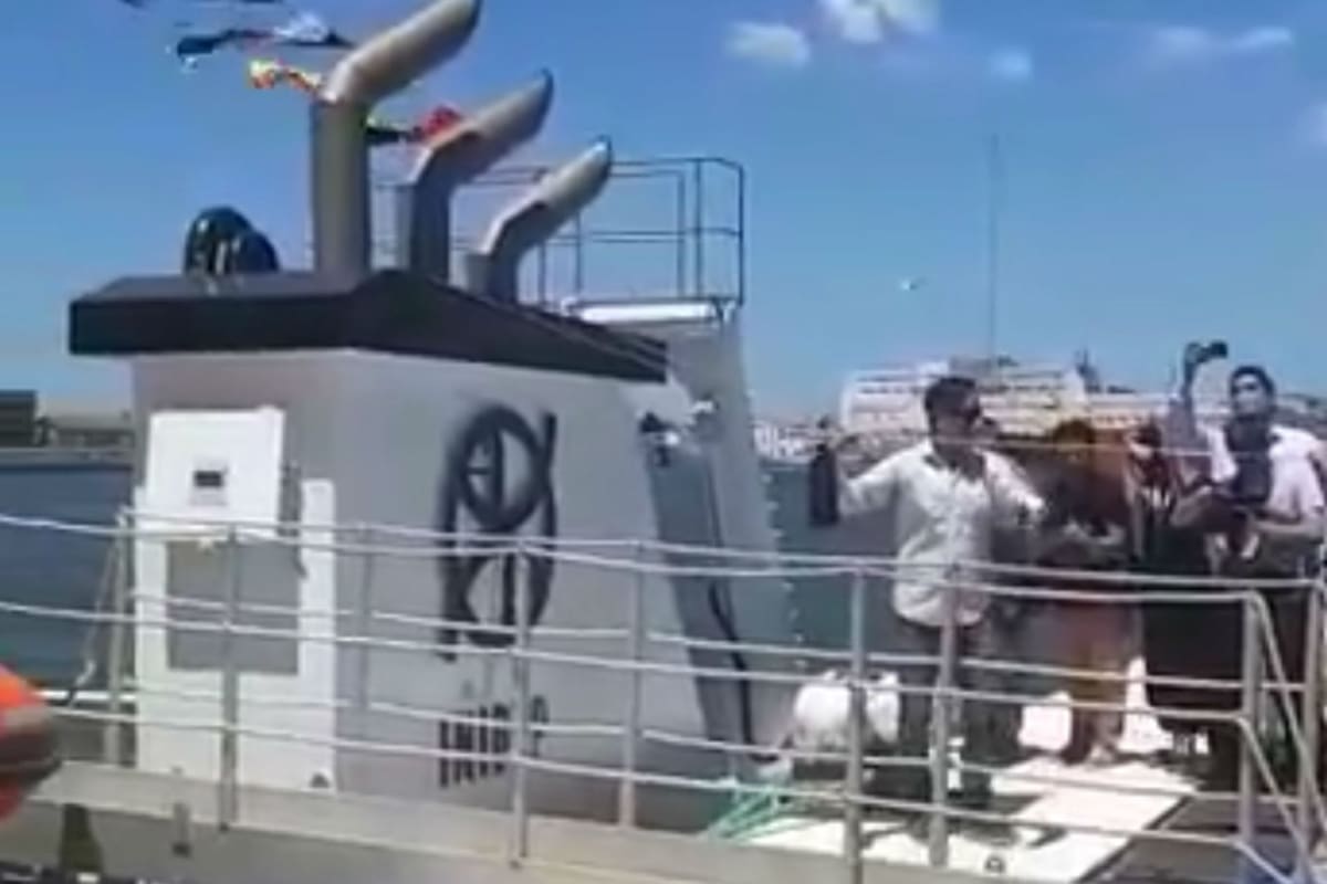 El buque y la botella en el aire que, pese a los intentos, no se rompió