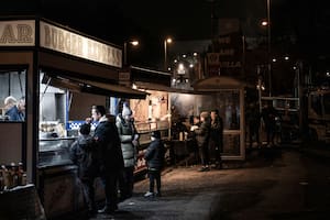 El "Burger Express", en las afueras de Villa Park en Birmingham: los hinchas convierten el consumo de comida en un ritual