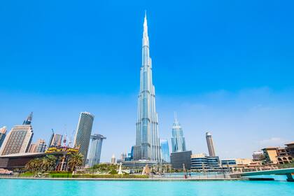 El Burj Khalifa or Khalifa Tower de Dubai quedará en un segundo escalón en cuanto su longitud, pero no su altura (Archivo)