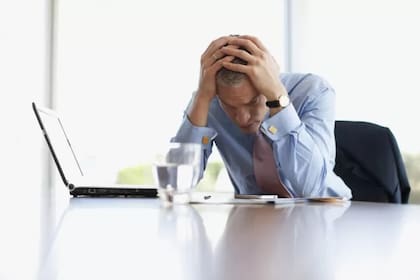 El burnout, hace referencia al agotamiento físico, emocional y mental de los trabajadores
